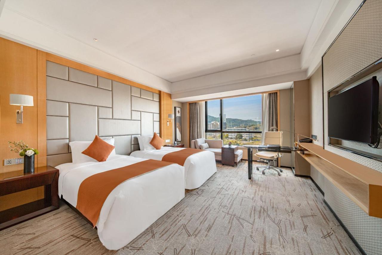 Swissotel Canton Esterno foto