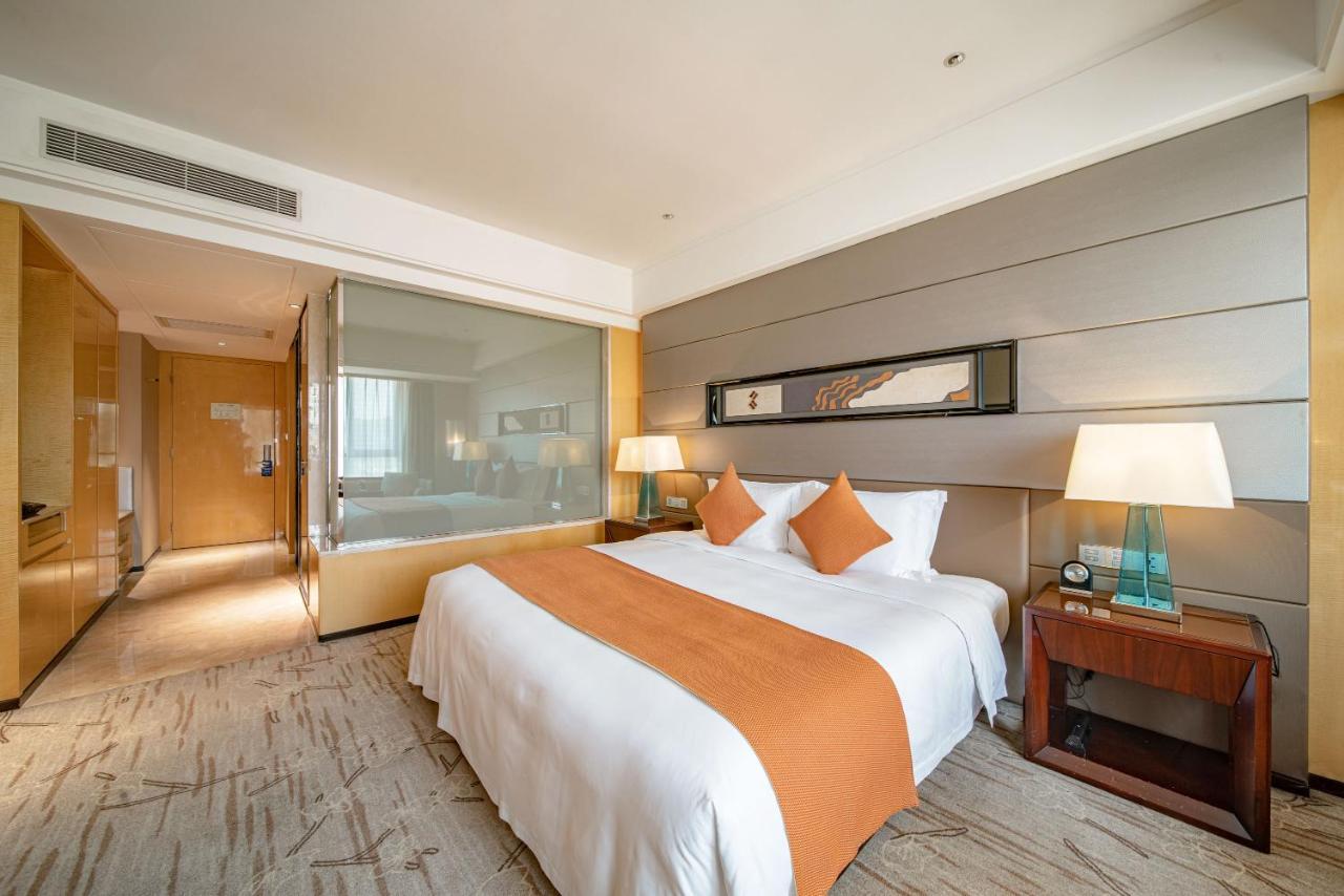 Swissotel Canton Esterno foto