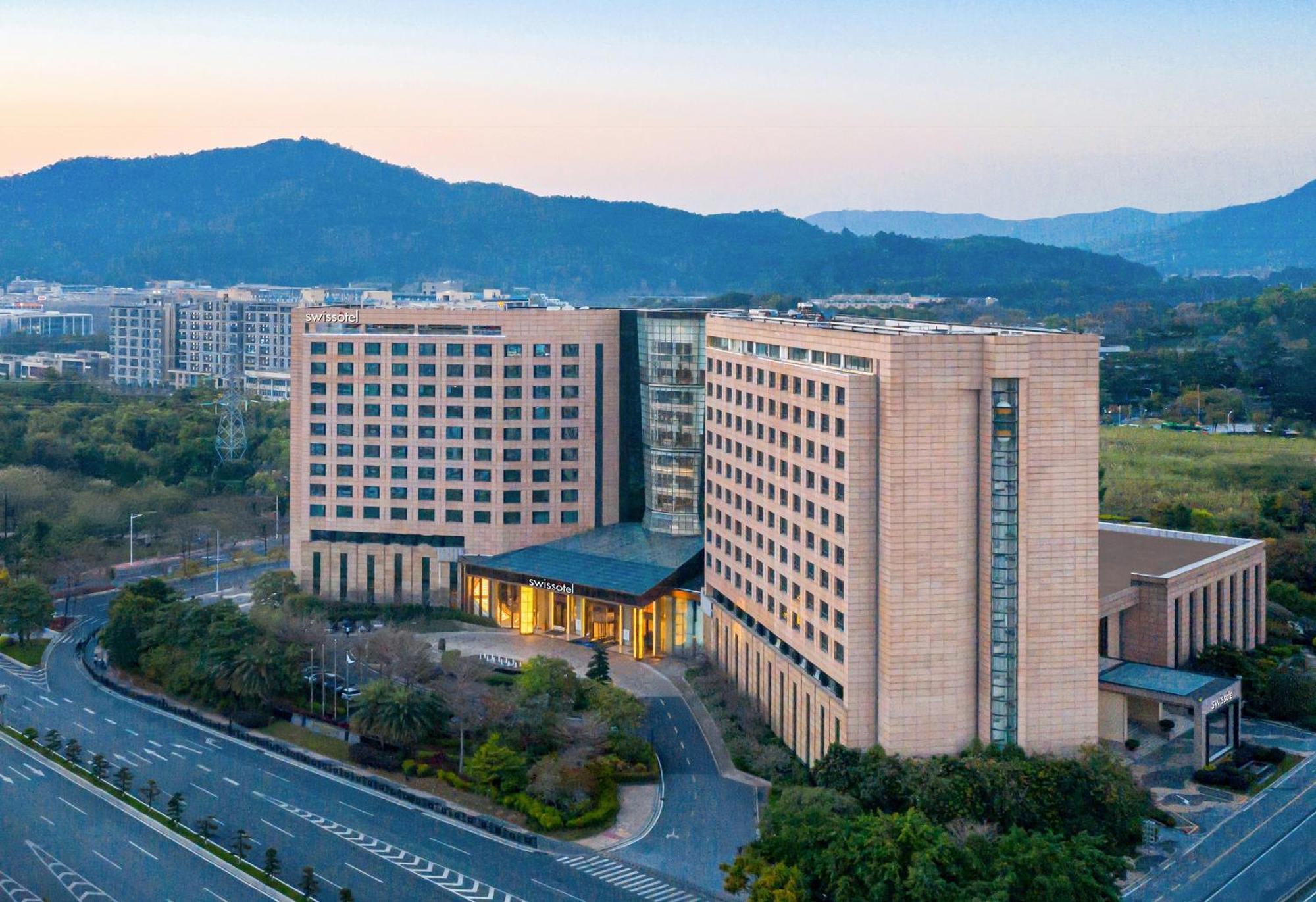 Swissotel Canton Esterno foto
