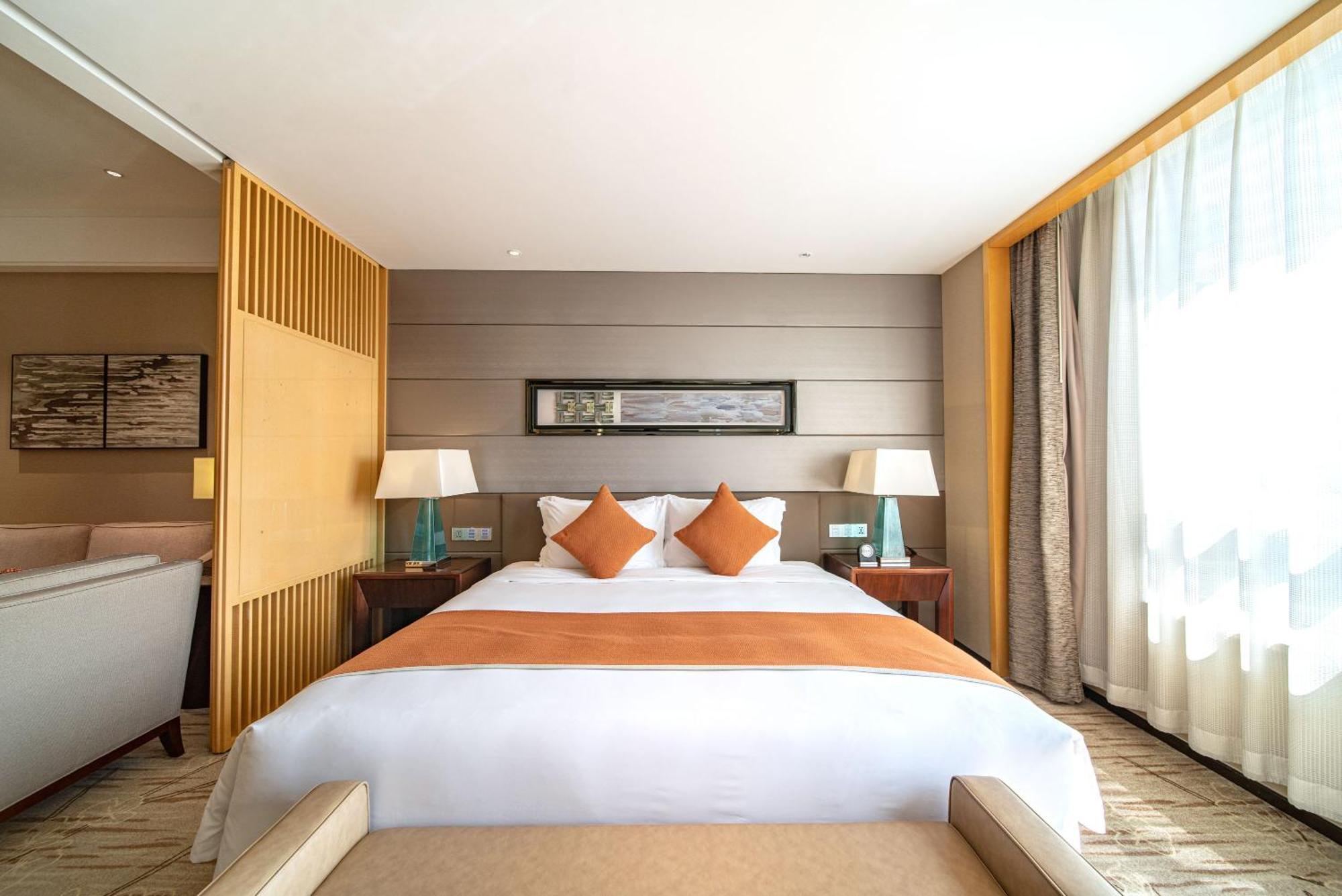 Swissotel Canton Esterno foto