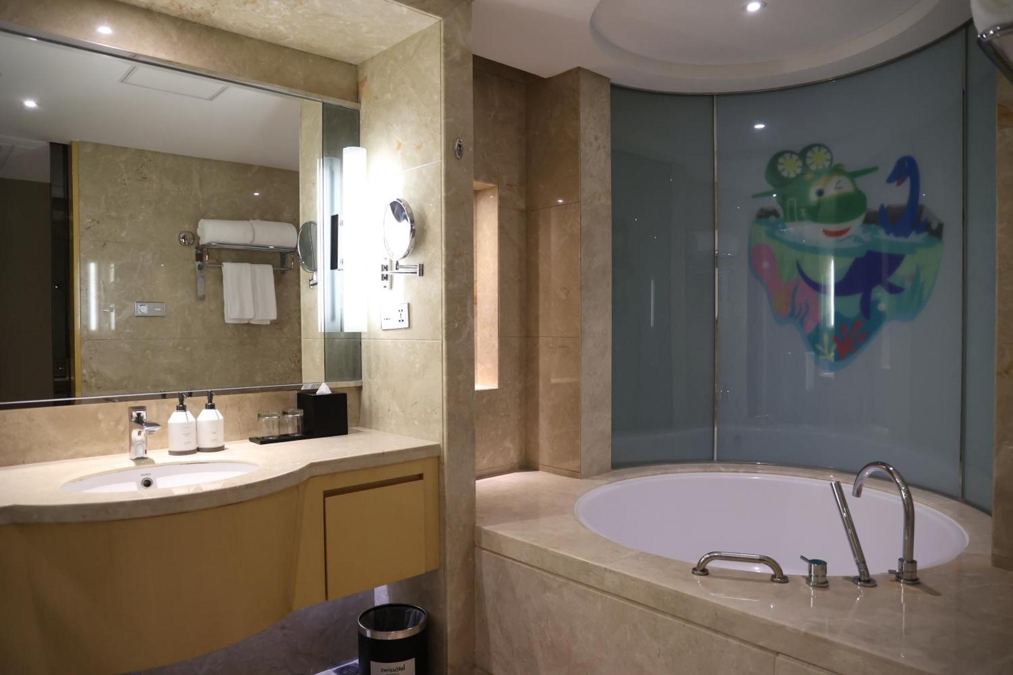 Swissotel Canton Esterno foto