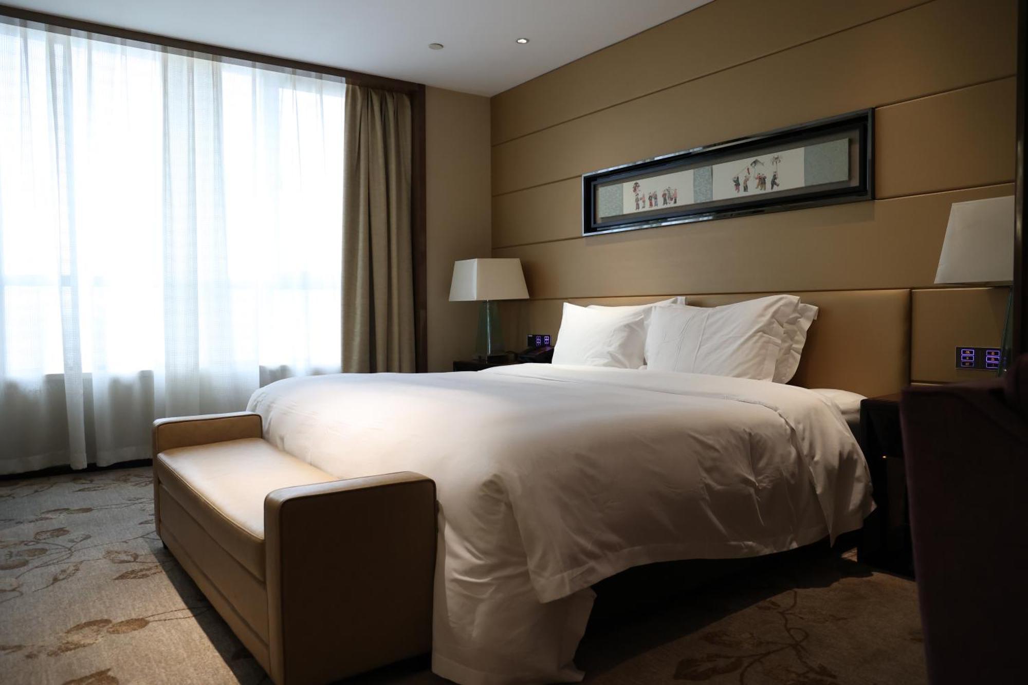 Swissotel Canton Esterno foto