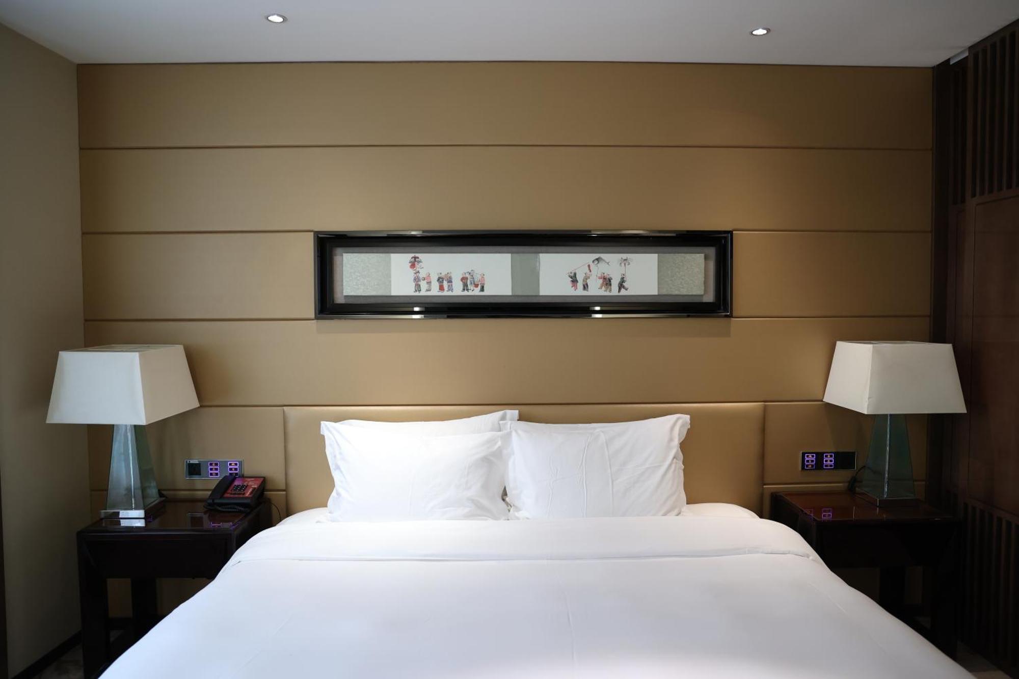 Swissotel Canton Esterno foto